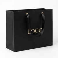 Sacs cadeaux personnalisés de luxe écologiques et durables avec logo en feuille d'or, poignée en ruban de soie, sacs en carton noir mat de qualité supérieure pour bijoux