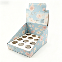 Boîte de présentation en carton incliné avec logo personnalisé imprimé, plateau d'insertion à trou rond, couleur personnalisable pour les marchandises de vente au détail