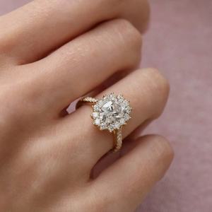 Hermosos Anillos de Compromiso de Dos Tonos con Moissanita Ovalada de 2 Quilates en Halo con Hombros, Anillo de Oro de 14K - Product Image 3