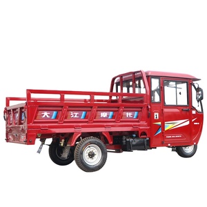 Tricycle ouvert motorisé rouge avec une charge utile de 400 kg et une vitesse de 50-70 km/h, moteur 200-300 cm³, 2 passagers, pour le transport de carburant - Product Image 1