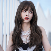 Wig Coklat Alami Bergelombang Panjang dengan Poni untuk Wanita Wig Rambut Sintetis Tahan Panas Serat Rambut Buatan Pelucas Anime