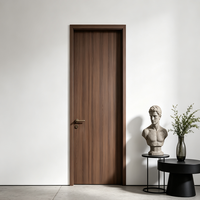 Porte extérieure durable en bois massif de luxe de style européen, design moderne, finition artisanale, isolation phonique pour villas, écoles et intérieurs.