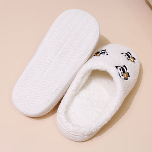 Nouvelles pantoufles en TPR pour femmes, design élégant, pantoufles en peluche pour femmes avec assurance qualité - Product Image 5