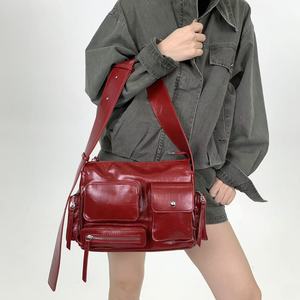Sacs rétro pour femmes, sacs à bandoulière en cuir PU vintage, grande capacité, sacs à bandoulière à rivets pour femmes, sac à main - Product Image 1
