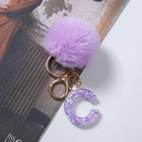 Vente en gros de porte-clés personnalisés en fourrure douce avec pompon, lettre initiale en résine violette, charme mignon en peluche, pendentif alphabet
