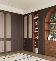 Dressing vintage en bois foncé avec portes en rotin tressé cintrées, éclairage LED et étagères ouvertes, sur mesure pour chambre principale de villa