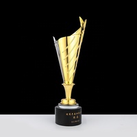 Vente directe d'usine : Superbe trophée en métal doré personnalisé avec impression UV gravée pour les récompenses de compétition, les cadeaux et la base en cristal