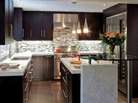 Meubles de cuisine modernes haut de gamme, style Shaker blanc, en bois massif avec comptoirs en acrylique et marbre, pour appartement.