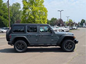 <span class=keywords><strong>Jeep</strong></span> <span class=keywords><strong>Wrangler</strong></span> 4 <span class=keywords><strong>portes</strong></span> 4x4 SUV 2024 d'occasion en excellent état, conduite à gauche, sièges en tissu foncé, transmission automatique R19, écran tactile halogène LED - Product Image 2