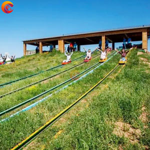 Piste de pelouse extérieure scénique herbe ski parc d'attractions herbe de vitesse herbe volante prairie à flanc de colline glissant sur les voitures - Product Image 4