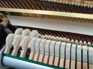 Piano Droit d'Occasion Kawai K48 Japon Qualité Exportation avec Table d'Harmonie Massive et Marteaux en Hêtre avec une Sonorité Riche Piano Acoustique - Product Image 4