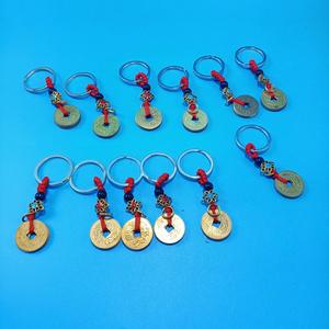 Cuerda de latón tejida a mano al por mayor con cinco monedas de emperador, nudo rojo, cuerda de cuentas azul y roja, colgante para llavero. - Product Image 1