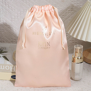 Bolsa de Satén con Cordón y Logotipo Personalizado, Diseño Nuevo y Brillante, Impresión Serigrafiada, Ideal para Regalos y Compras, Excelente Relación Calidad-Precio - Product Image 1