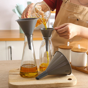 Juego de embudos separadores triangulares de plástico PP de varios tamaños para transferencia de aceite, vino y líquidos, uso en cocina - Product Image 1