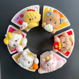 Mikko Collector Log Blind Box : 6 figurines magnétiques <span class=keywords><strong>en</strong></span> PVC + Secret. Complétez votre ensemble avec une carte de suivi de progrès. Directement de l'usine. - Product Image 1