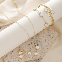 Ensemble de bijoux trèfle à cinq feuilles très prisé, collier simple motif fleur porte-bonheur avec goutte d'huile, accessoire polyvalent pour les mains, boucles d'oreilles, ensemble 5 pièces