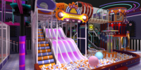 Aire de jeux intérieure commerciale sur le thème de la ville bleu pastel personnalisée avec toboggan, piscine à balles et zone de jeu de rôle pour enfants de centre commercial et FEC