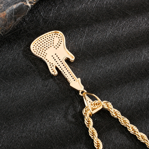 Colar Masculino Banhado a Ouro 14K, Joia de Latão que Não Oxida, com Pingente de Guitarra Micro Pavê de Zircônia e Corrente Cordão, Estilo Hip Hop Musical - Product Image 4