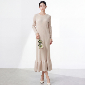 Robe longue plissée et froncée Miyake pour femme, coupe ajustée, élégante, ligne A, mi-longue, tissée 100 % polyester, antistatique, pour l'automne - Product Image 1