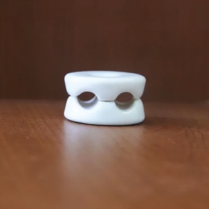 Fermacavi doppio in porcellana bianca 31x18mm, ideale per l'organizzazione dei cavi e il mantenimento di spazi ordinati. - Product Image 3