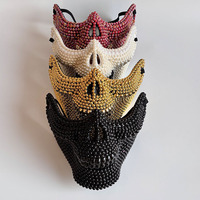 Masque de mascarade en forme de crâne avec dents et mâchoires en strass pour adultes, idéal pour les fêtes d'Halloween et les déguisements