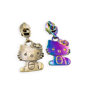 Vente directe d'usine, alliage de zinc plaqué, design de dessin animé pour vêtements et sacs à main - Product Image 3