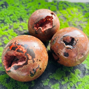 Vente en gros de boules de cristal de guérison de haute qualité en onyx rouge, sphères d'agate rouge volcanique, artisanat en pierres précieuses pour la décoration de la maison - Product Image 4