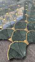 Nouveaux arrivages Carreaux de mosaïque de luxe en laiton et marbre en forme d'éventail et de fleur avec jet de métal pour dosseret de cuisine et salle de bain