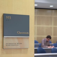 Plaque de nom de bureau en braille tactile avec lettres en relief 3D