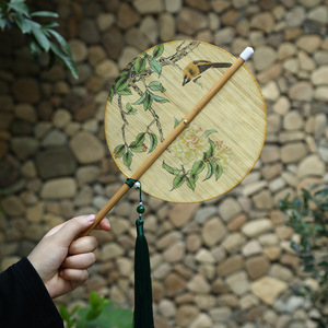 Éventail rond traditionnel chinois en bambou, peint à la main sur soie, avec pompon vert, pour accessoire de costume féminin - Product Image 3