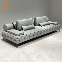 Canapé en cuir véritable de luxe de designer italien, unique, confortable et rembourré pour les salons de maisons et de villas