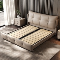 Cadre de lit en cuir véritable de luxe, design moderne minimaliste avec boucles métalliques, lit king size rembourré pour chambre principale