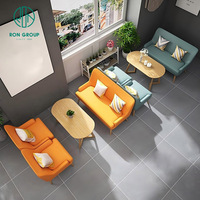Ensemble de meubles de salle à manger pour café, restaurant, style moderne, canapés en cuir bleu, vert, beige, orange, tables basses ovales en bois clair