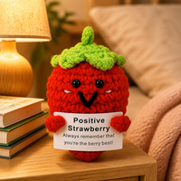 Poupée en crochet fraise positive, tricotée à la main, jouet d'apaisement émotionnel, cadeau mignon et motivant pour rehausser le moral d'un ami, décoration de table et de maison