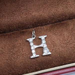 จี้ตัวอักษรเงินแท้ 925 รุ่นคลาสสิกจาก UM Jewelry สำหรับผู้หญิง เด็ก ของขวัญวันครบรอบ วันแต่งงาน และโอกาสพิเศษต่างๆ - Product Image 2