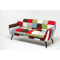 Canapé trois places traditionnel en tissu patchwork multicolore avec capitonnage boutonné, pieds en bois noir, idéal pour les acheteurs de maisons et les salons.