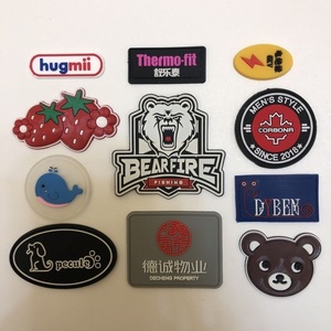 Parches de Goma Suave Personalizados con Logotipo 3D y Nombre para Prendas - Product Image 2