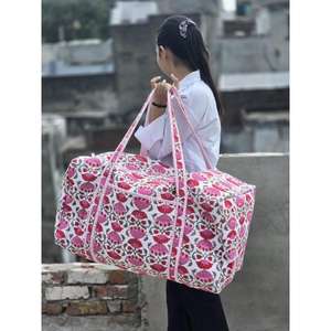 Sac de voyage matelassé en coton fait main, léger, durable, intérieur spacieux, design élégant à motifs imprimés, parfait pour les voyages et la salle de sport - Product Image 5