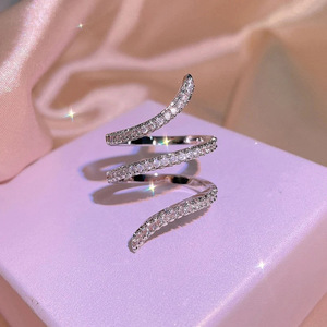 Anello Geometrico Stratificato con Zirconi a Forma di Serpente per Donne, Gioiello da Dito Creativo e alla Moda - Product Image 4