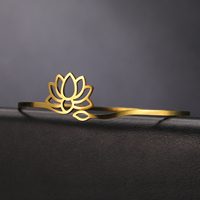 Bracelet en acier inoxydable plaqué or 18 carats motif fleur de lotus, style minimaliste, bijou de yoga et de zen, étanche et inaltérable, cadeau idéal pour elle.