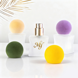 Nuevo Diseño de Botella de Perfume de Vidrio Esmerilado Cuadrado Plano de 15 ml <span class=keywords><strong>con</strong></span> Diseño de Cintura Delgada y Tapas de Bola Flocadas Multicolores para Viajar - Product Image 1