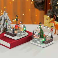 Neuartige Weihnachts-Geschenkbox-Dekoration aus Kunstharz mit Weihnachtsmann und Schneemann Saisonale Tischdekoration für Party und Ladenausstattung