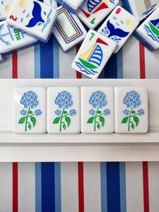 Ensemble de Mahjong Nantucket Coastal Nautical American, tuiles de Mahjong en acrylique gravées bicolores bleues avec bateau à voile, phare et ancre - Product Image 5