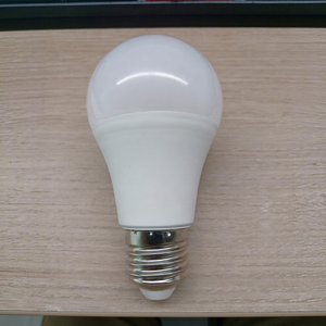 หลอดไฟ LED A55 โกลบอล 5W 550 ลูเมนส์ Ra80 E26/E27/B22 6000K ชิป SMD 55 มม. AC110V-265V ถ้วยพลาสติกและโคมไฟ - Product Image 1