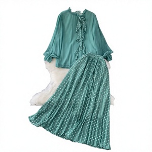 Ensemble deux pièces : Chemise décontractée à manches longues en mousseline de soie plissée à col montant et jupe tissée taille haute amincissante à motif floral - Product Image 2