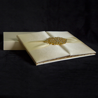 Invitation de livret de porte à couverture rigide en tissu de soie dorée de luxe avec boucle de ruban poche RSVP multi couleurs disponibles