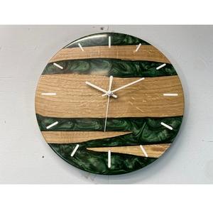 Horloge murale moderne en résine et bois, conçue avec des motifs complexes et une finition haut de gamme pour ajouter du charme à n'importe quel espace. - Product Image 1