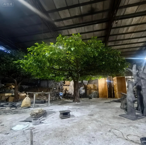 Árbol verde grande artificial hecho a mano personalizado de alta calidad: decoración comercial para centros comerciales, restaurantes y áreas públicas - Product Image 1