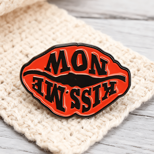 1/2個入り レッドセクシーリップデザインブローチ ゴシックラバーバッジ 白黒レトロピン ジャケット、帽子、バッグ用 ダークユーモアギフト - Product Image 5