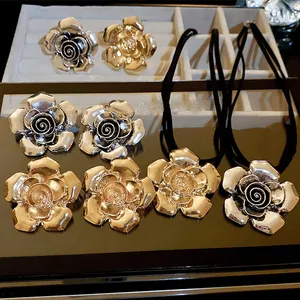 Gioielli di moda 2024 da donna vintage oro/argento in metallo rosa orecchini collana di fiori per donne collana di fiori rosa